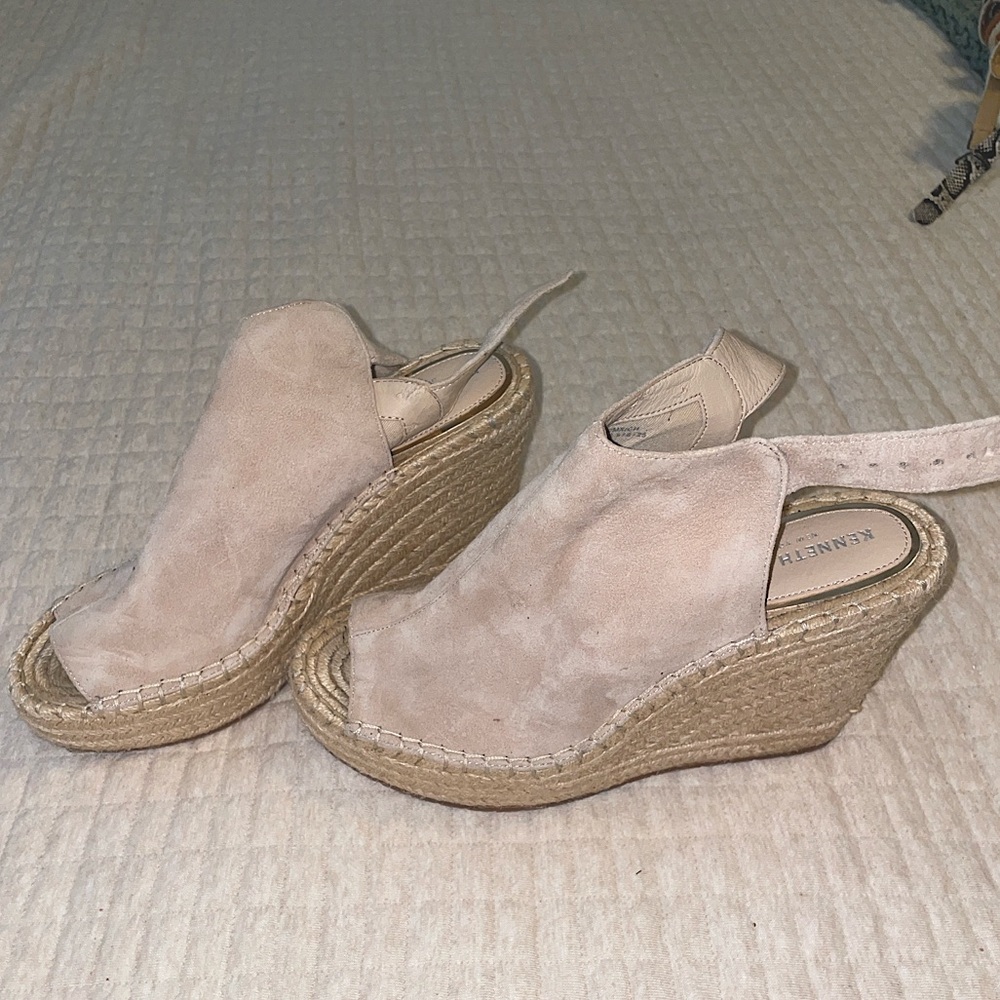 Kenneth Cole Size 8.5 "Olivia" Suede Wedge